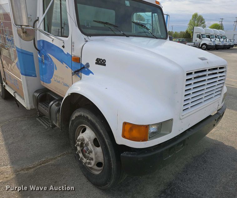 image for item DP6327 1999 International 4700 delivery truck