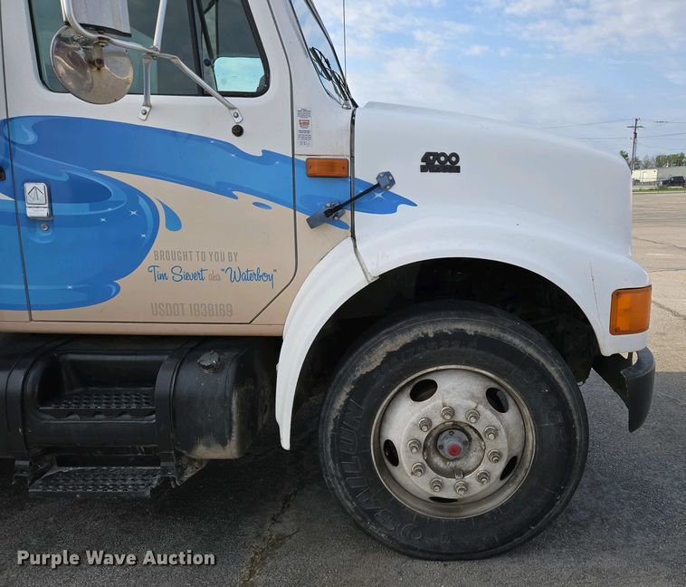 image for item DP6327 1999 International 4700 delivery truck