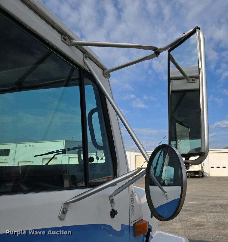 image for item DP6327 1999 International 4700 delivery truck