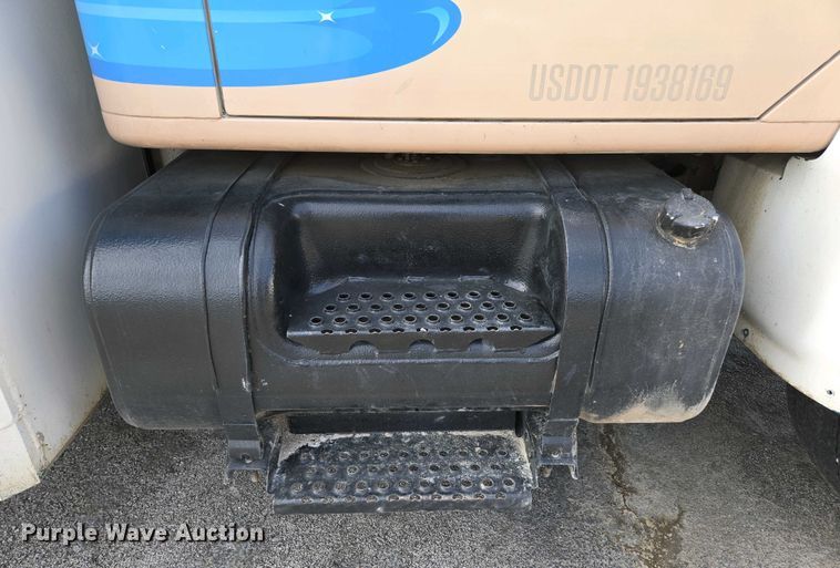 image for item DP6327 1999 International 4700 delivery truck