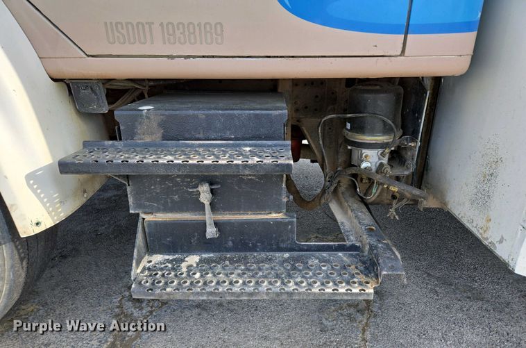 image for item DP6327 1999 International 4700 delivery truck