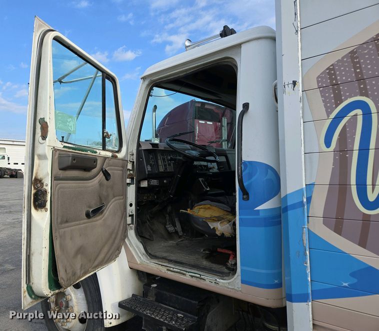 image for item DP6327 1999 International 4700 delivery truck