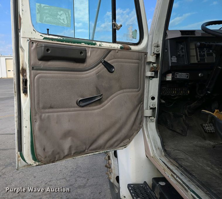 image for item DP6327 1999 International 4700 delivery truck