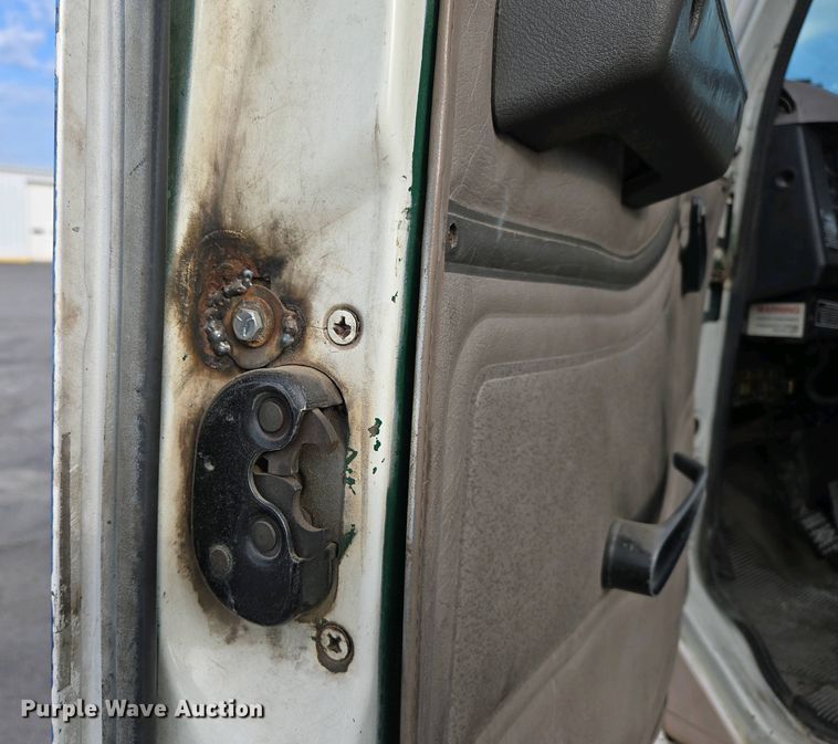 image for item DP6327 1999 International 4700 delivery truck