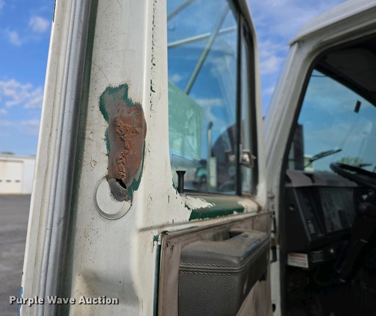 image for item DP6327 1999 International 4700 delivery truck