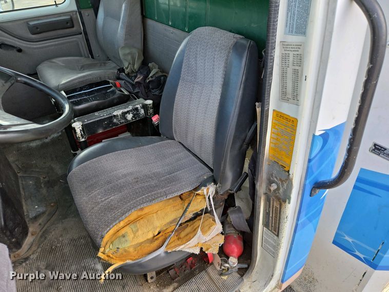 image for item DP6327 1999 International 4700 delivery truck