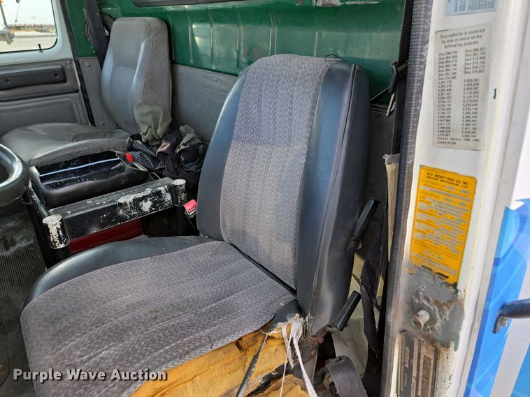 image for item DP6327 1999 International 4700 delivery truck