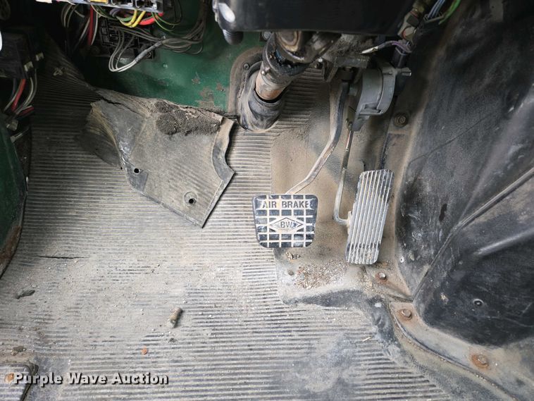 image for item DP6327 1999 International 4700 delivery truck