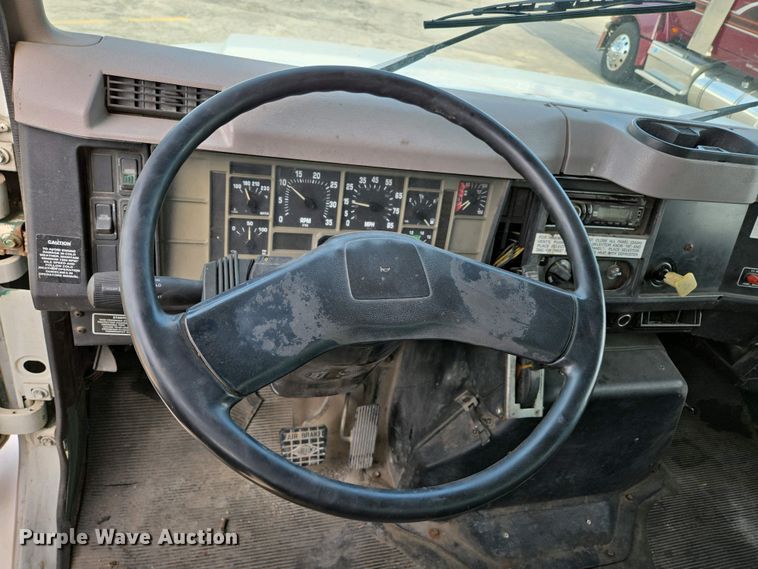 image for item DP6327 1999 International 4700 delivery truck