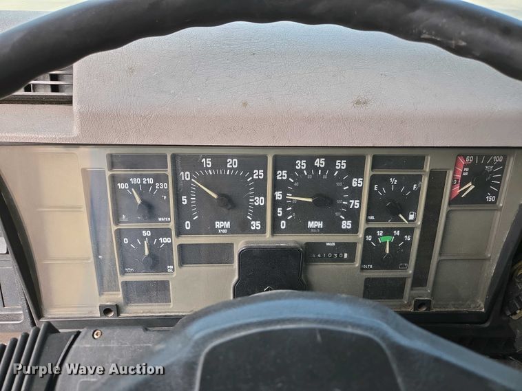 image for item DP6327 1999 International 4700 delivery truck