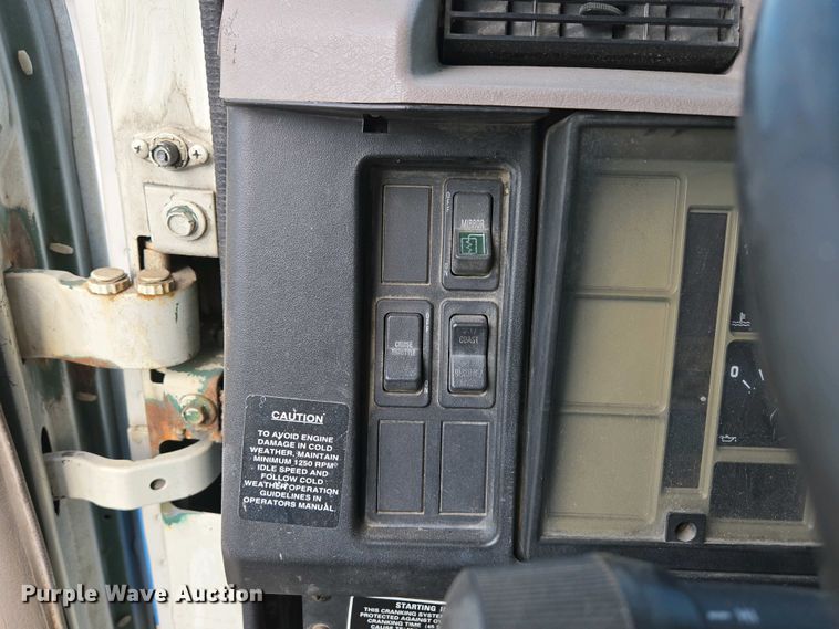 image for item DP6327 1999 International 4700 delivery truck