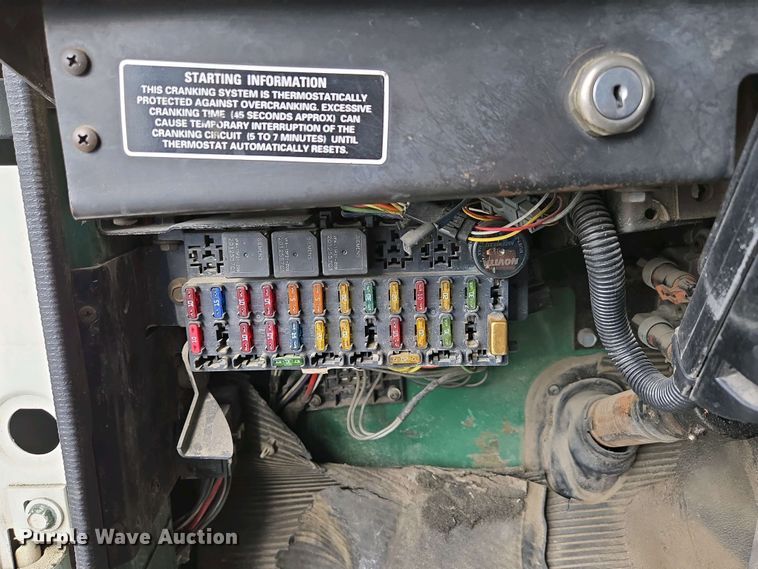 image for item DP6327 1999 International 4700 delivery truck