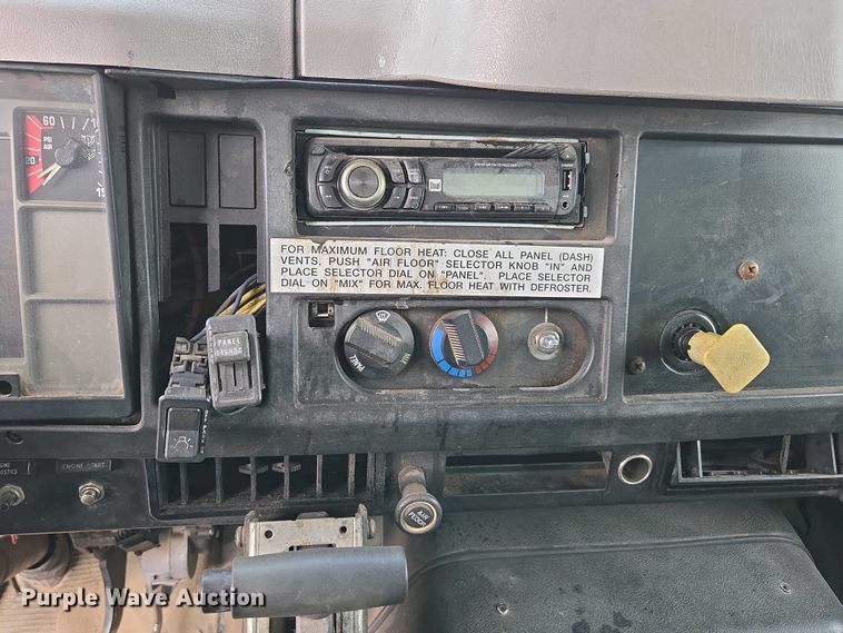 image for item DP6327 1999 International 4700 delivery truck