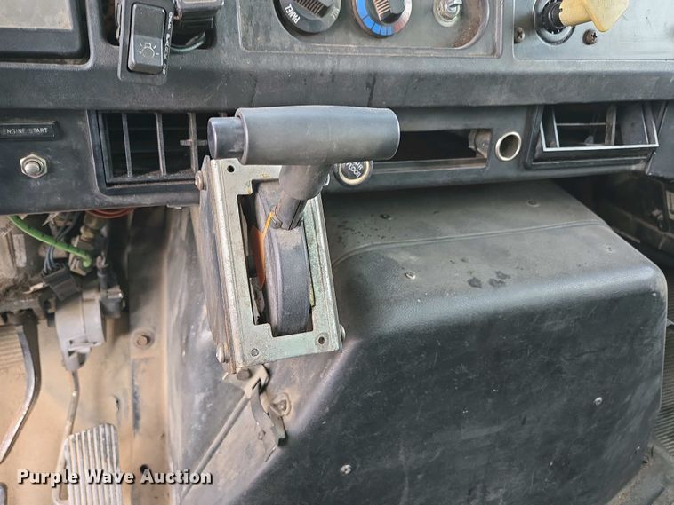 image for item DP6327 1999 International 4700 delivery truck