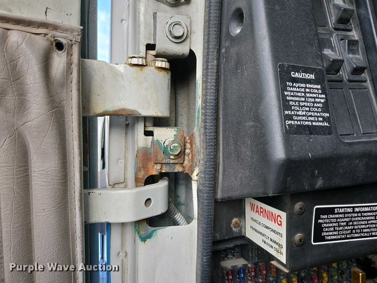 image for item DP6327 1999 International 4700 delivery truck