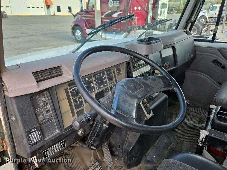 image for item DP6327 1999 International 4700 delivery truck