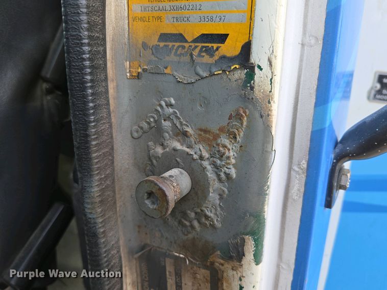 image for item DP6327 1999 International 4700 delivery truck