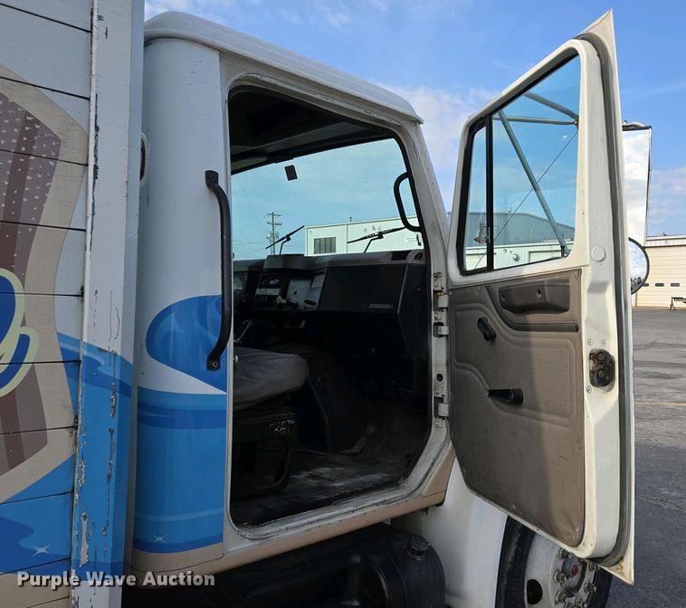 image for item DP6327 1999 International 4700 delivery truck