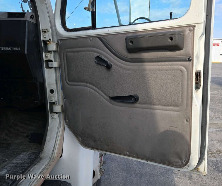 image for item DP6327 1999 International 4700 delivery truck