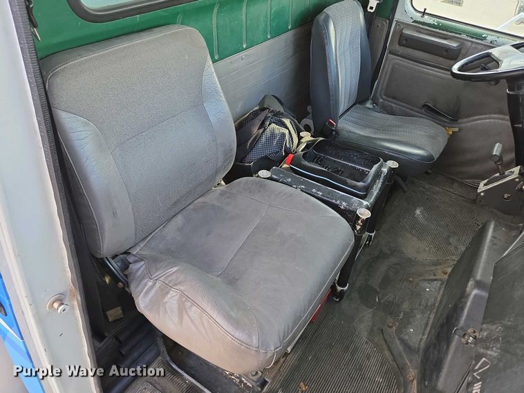 image for item DP6327 1999 International 4700 delivery truck