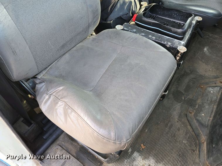 image for item DP6327 1999 International 4700 delivery truck