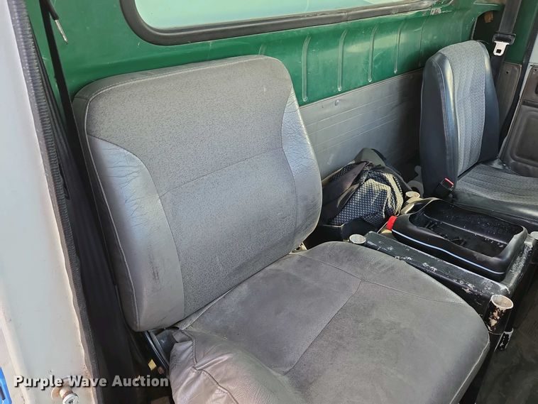 image for item DP6327 1999 International 4700 delivery truck