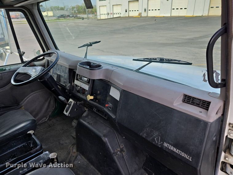 image for item DP6327 1999 International 4700 delivery truck