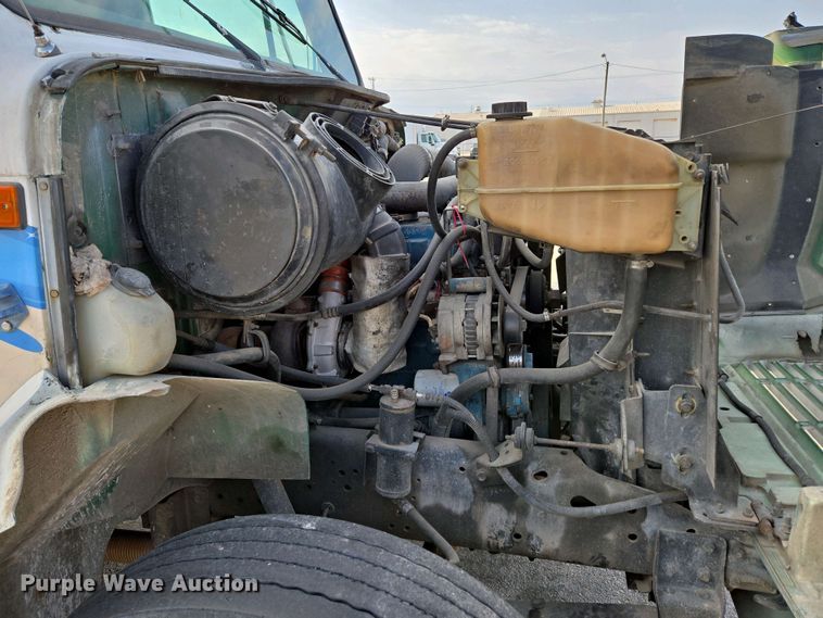 image for item DP6327 1999 International 4700 delivery truck