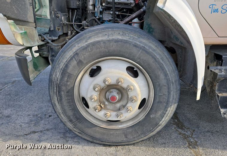 image for item DP6327 1999 International 4700 delivery truck