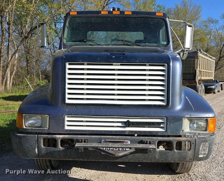 image for item DP6330 1994 International 8200 semi truck