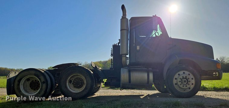 image for item DP6330 1994 International 8200 semi truck
