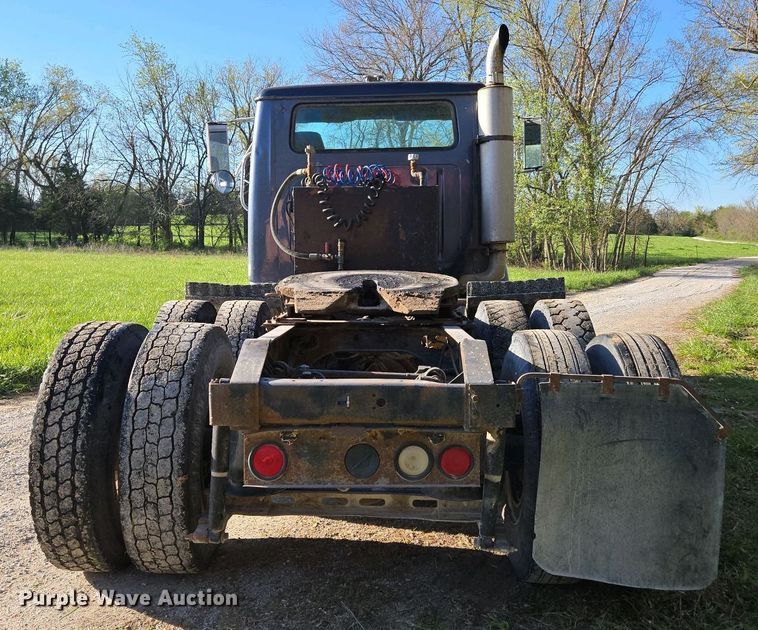 image for item DP6330 1994 International 8200 semi truck