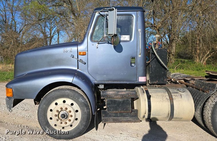 image for item DP6330 1994 International 8200 semi truck