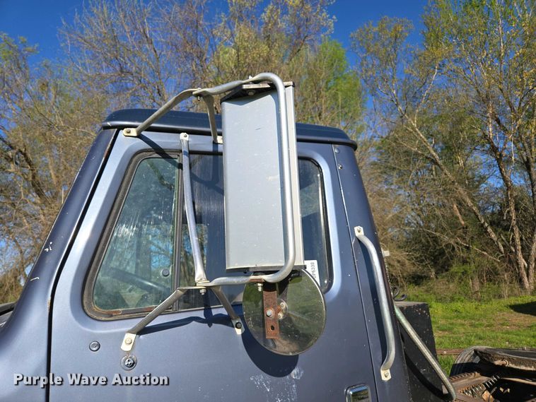 image for item DP6330 1994 International 8200 semi truck