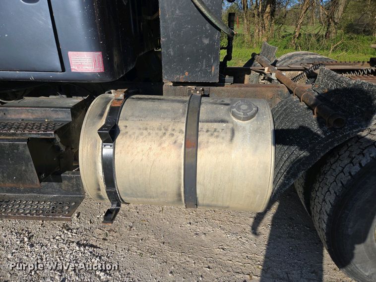 image for item DP6330 1994 International 8200 semi truck