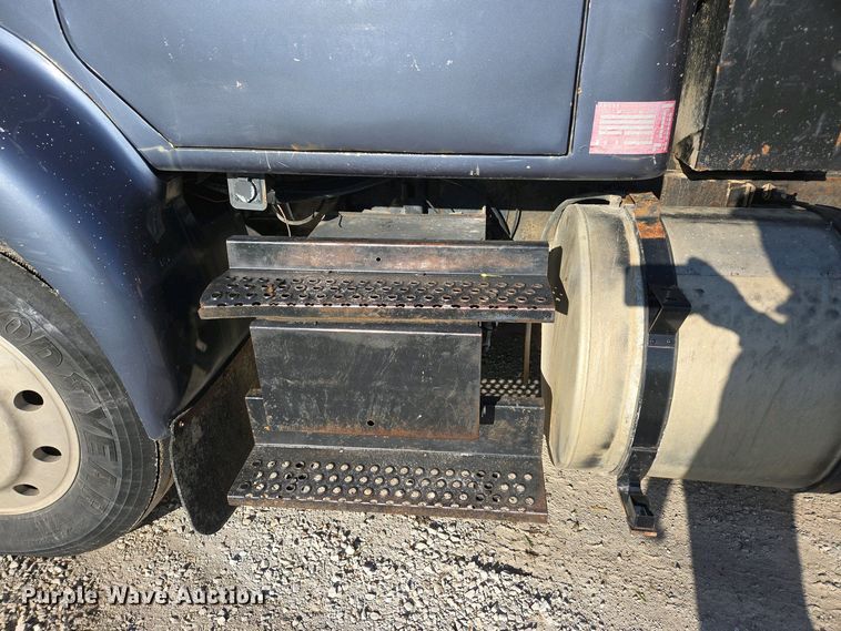 image for item DP6330 1994 International 8200 semi truck