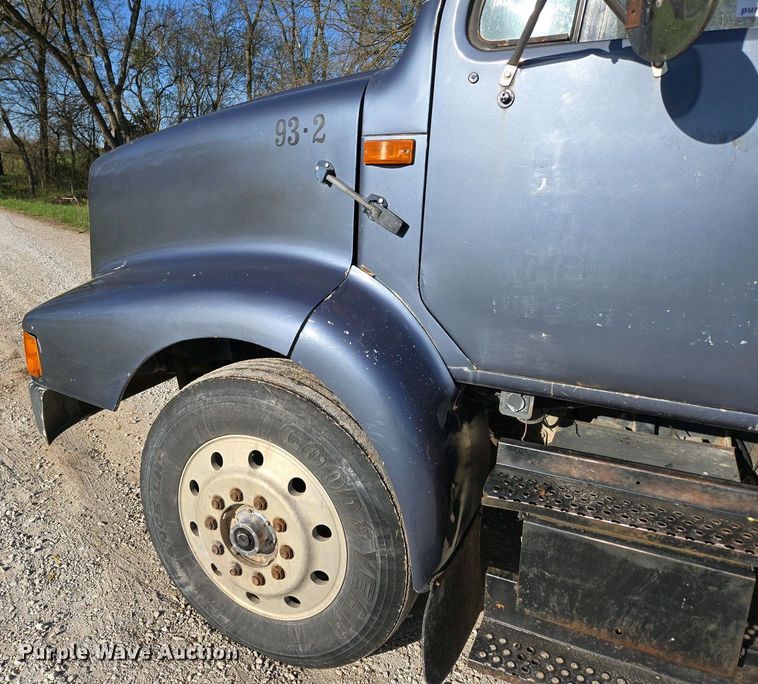 image for item DP6330 1994 International 8200 semi truck