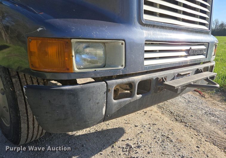 image for item DP6330 1994 International 8200 semi truck