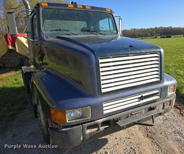 image for item DP6330 1994 International 8200 semi truck