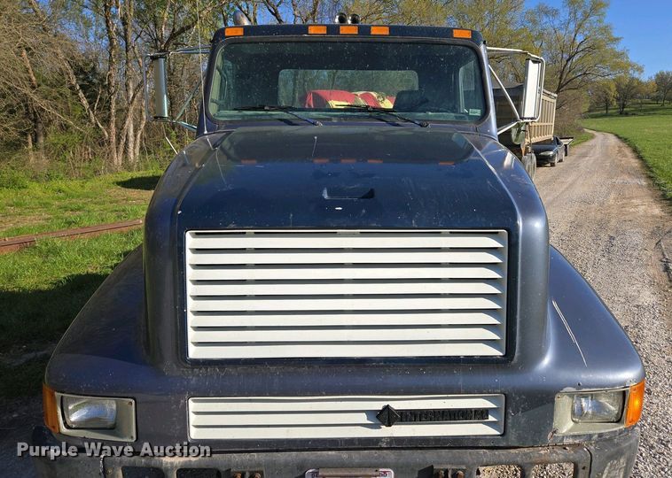 image for item DP6330 1994 International 8200 semi truck