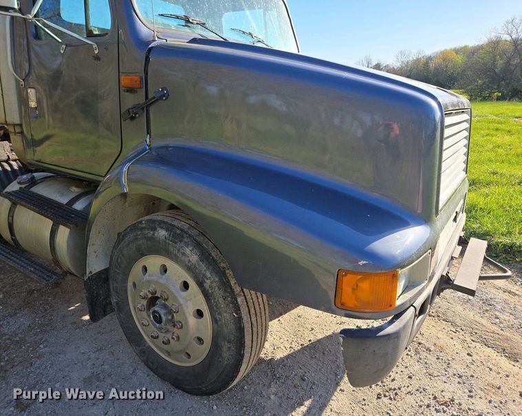 image for item DP6330 1994 International 8200 semi truck