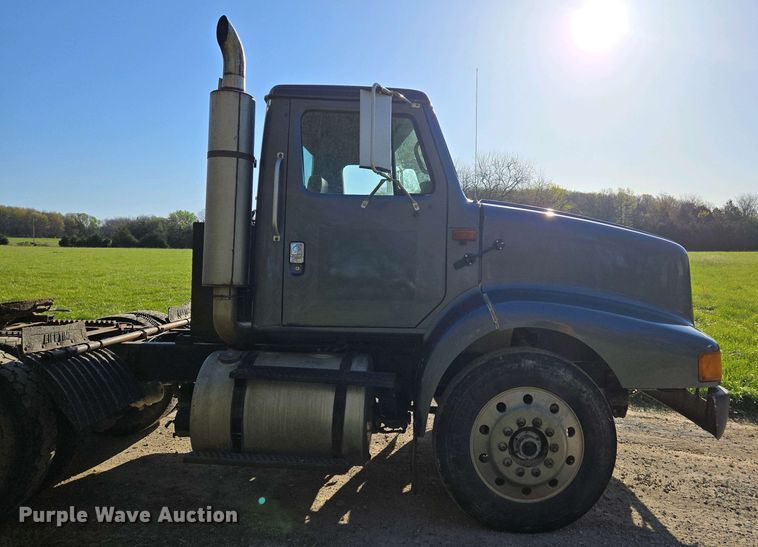 image for item DP6330 1994 International 8200 semi truck
