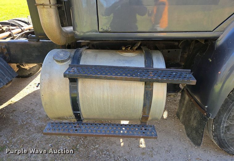 image for item DP6330 1994 International 8200 semi truck