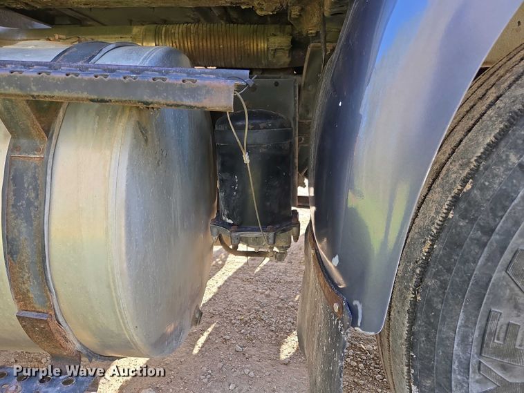 image for item DP6330 1994 International 8200 semi truck