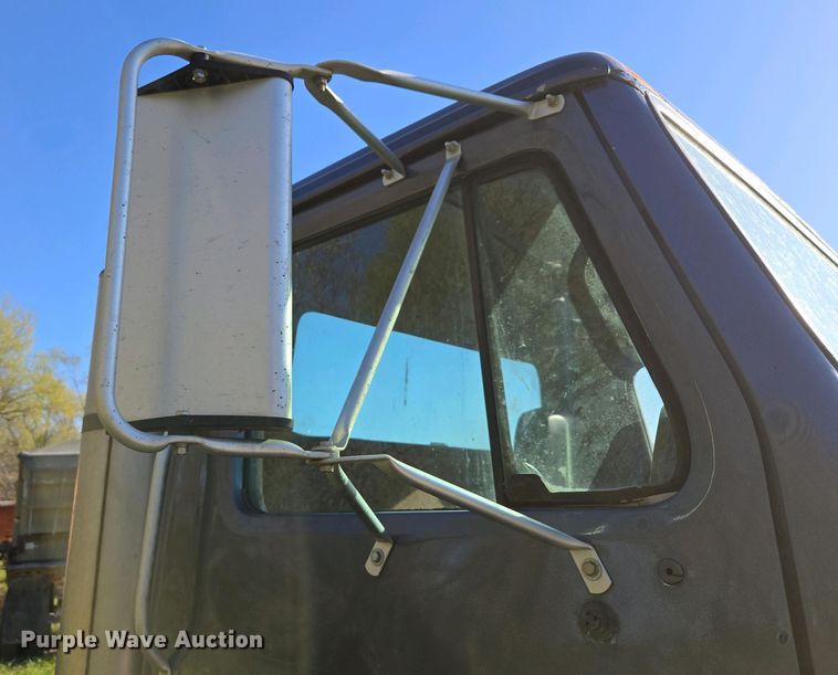 image for item DP6330 1994 International 8200 semi truck