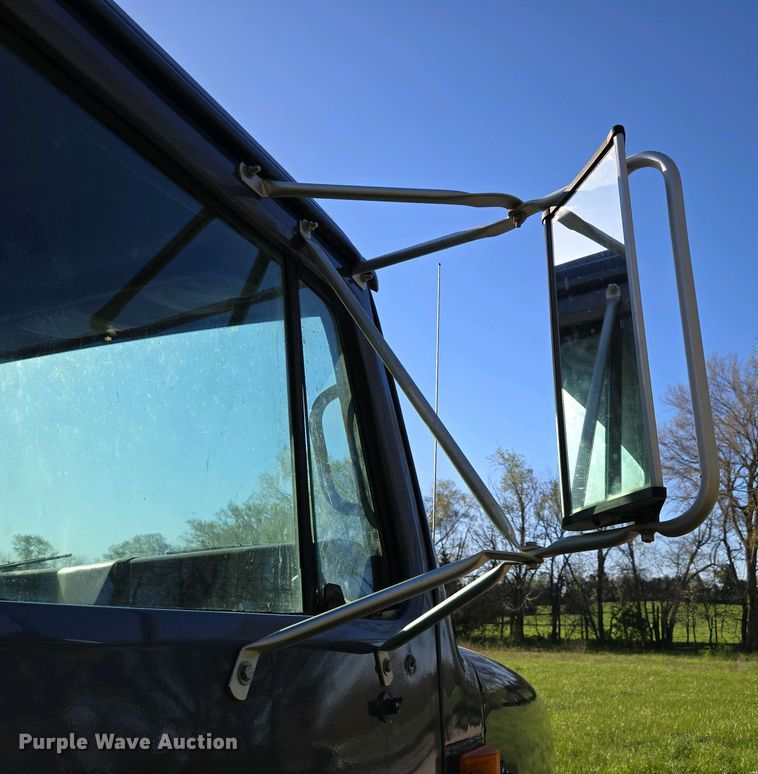 image for item DP6330 1994 International 8200 semi truck