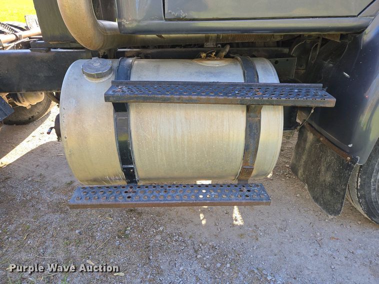 image for item DP6330 1994 International 8200 semi truck