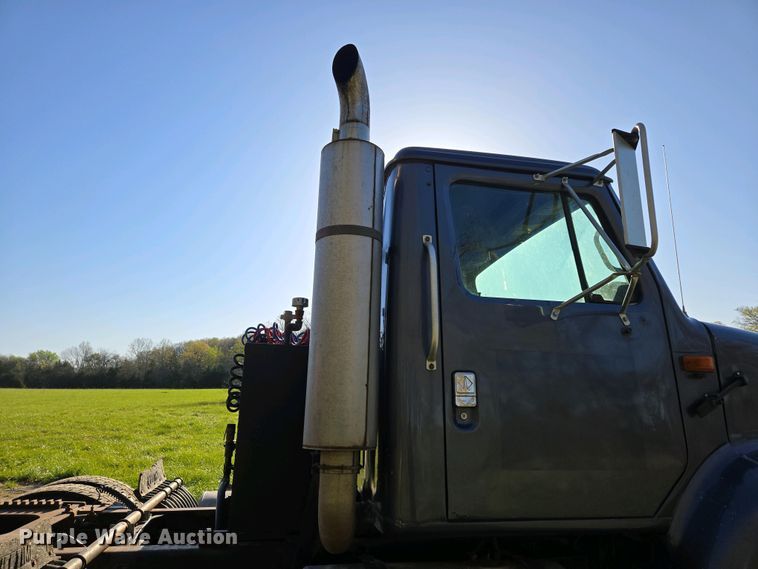 image for item DP6330 1994 International 8200 semi truck