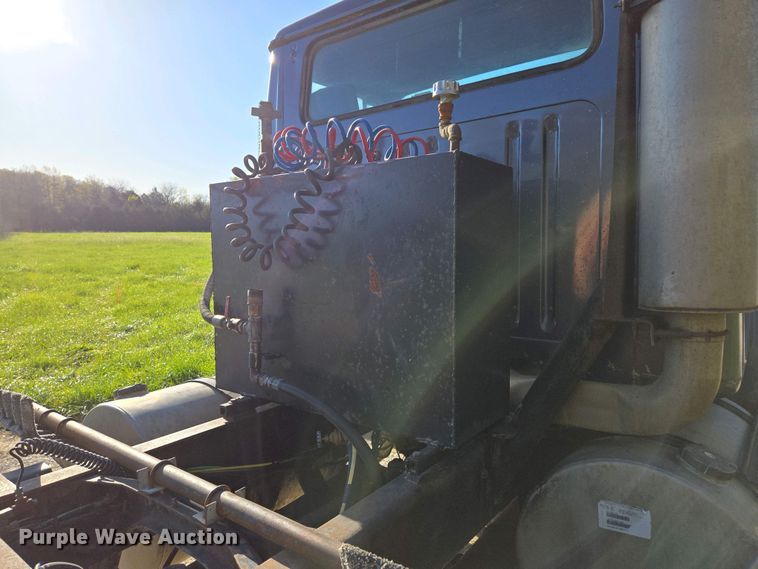 image for item DP6330 1994 International 8200 semi truck