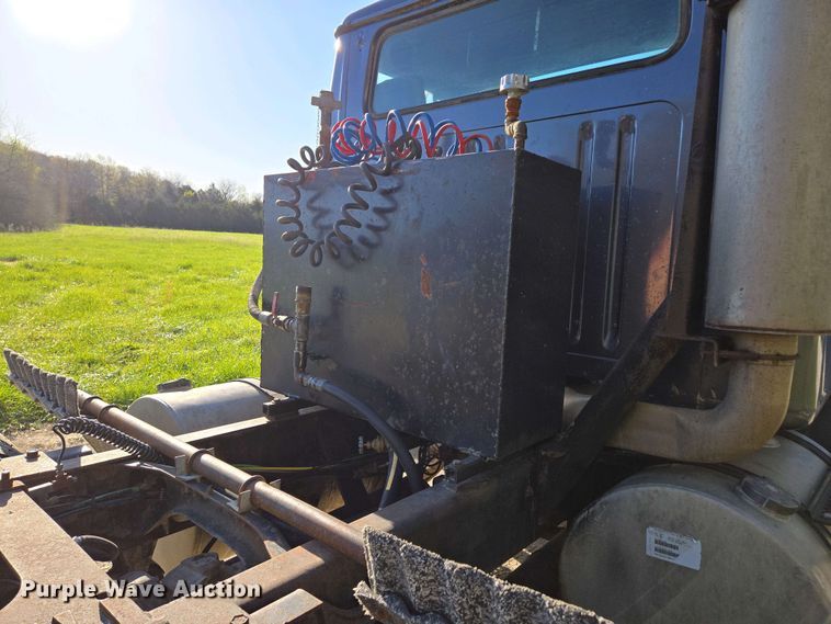 image for item DP6330 1994 International 8200 semi truck